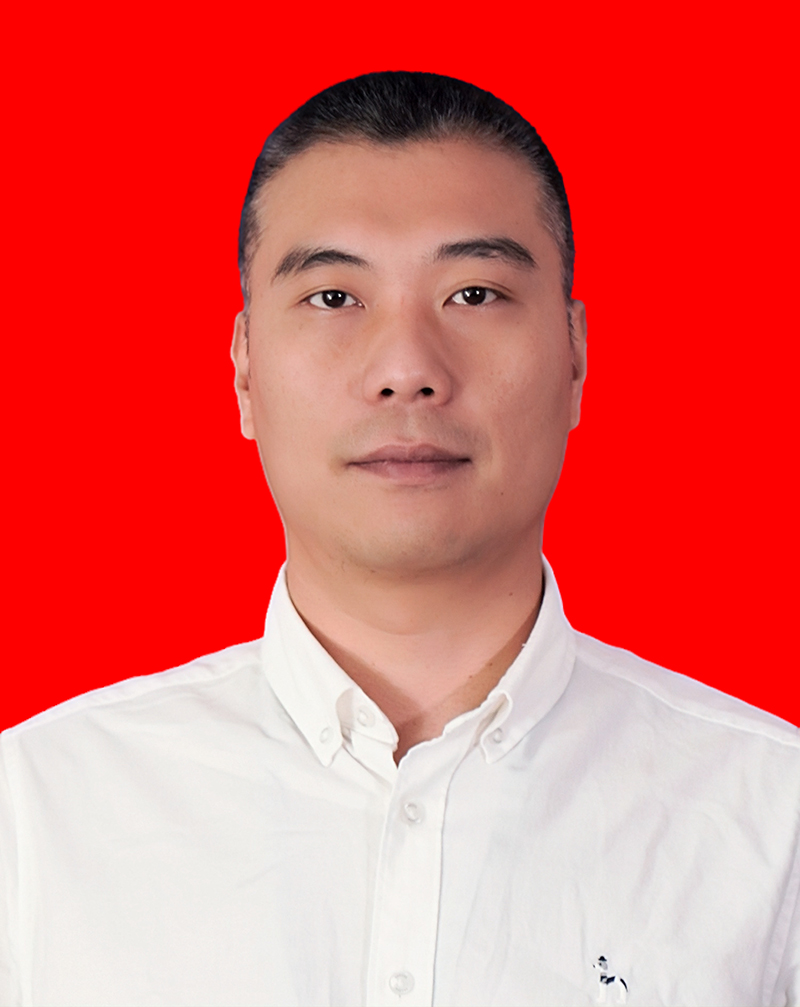 金忠  常务副会长，红河州绿春县共达水泥有限公司董事长