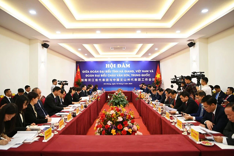 我会会长沈长虹陪同文山州友好代表团赴越南访问