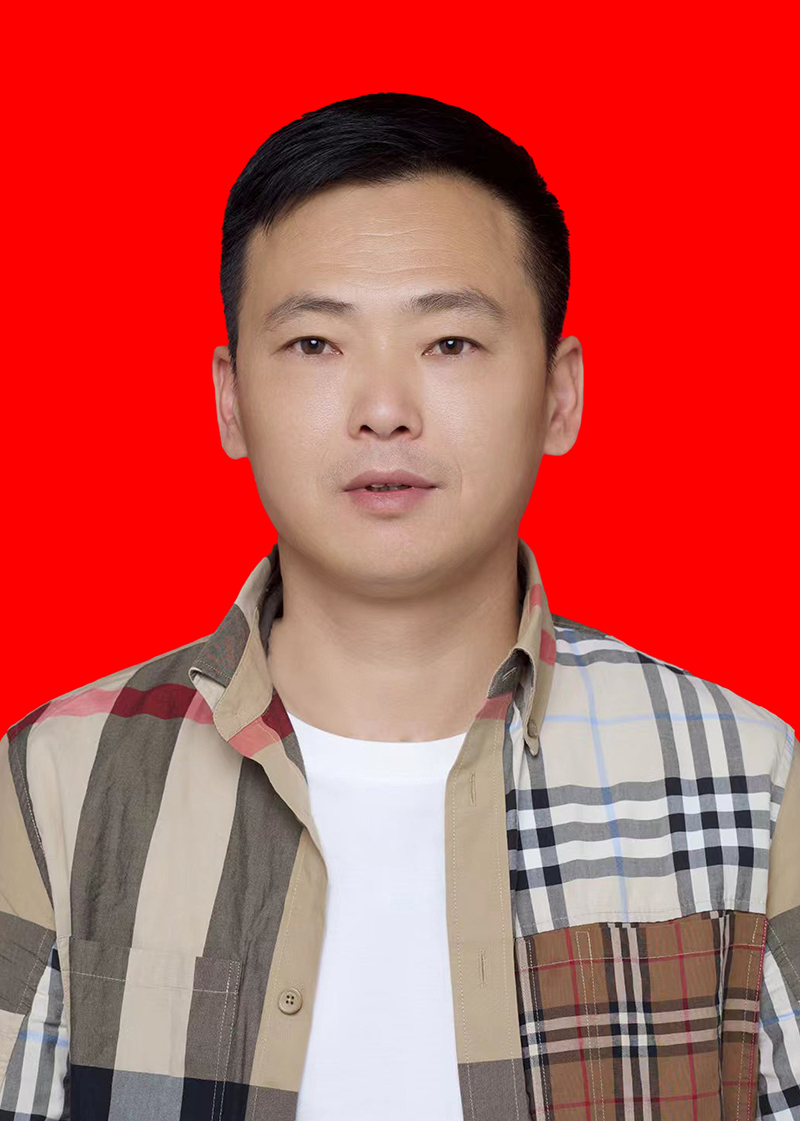 郑立军  副会长，云南亿雄商贸有限公司总经理， 剑川鸿发经贸有限公司总经理